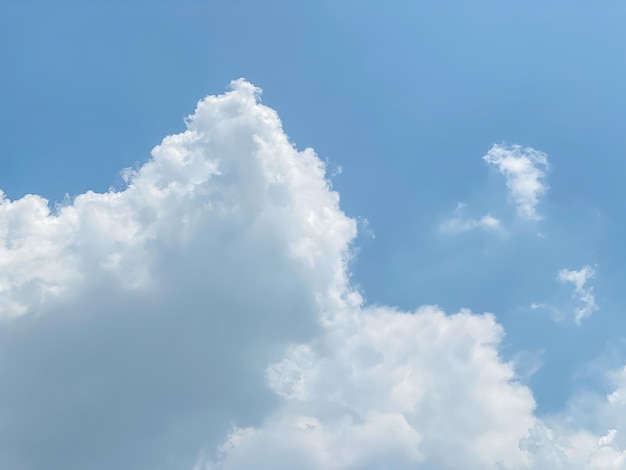 Le ciel et le paysage de nuages moelleux le matin est incroyablement calmant pour commencer la journée ciel et moelleux