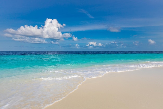 Ciel de plage à énergie positive, paysage naturel relaxant. Motif tropical et méditerranéen, vagues de la mer