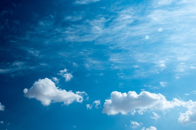 Ciel plein de beaux nuages blancs