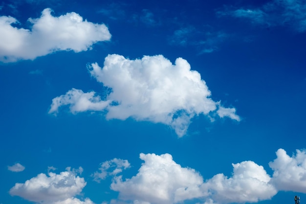 Ciel plein de beaux nuages blancs