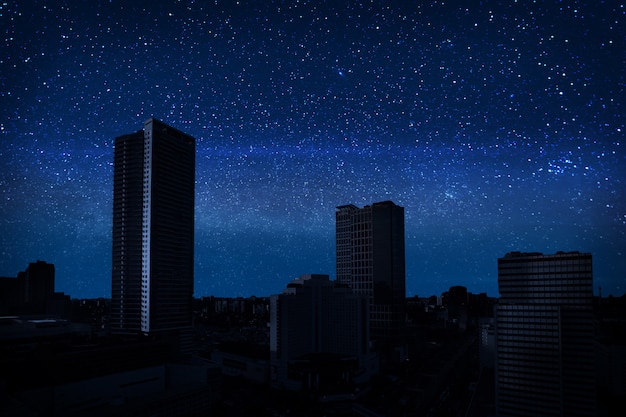 Photo ciel plein d'étoiles sur la ville sombre