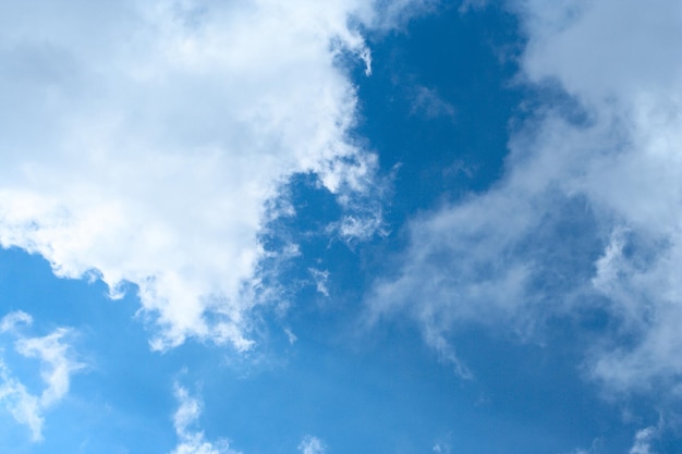 Ciel de printemps bleu avec beaucoup de nuages blancs