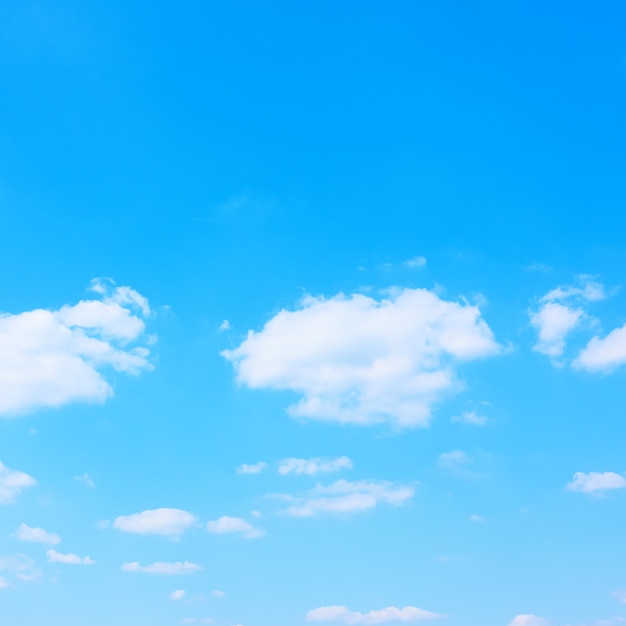 Ciel de printemps bleu et nuages blancs, peuvent être utilisés comme arrière-plan. Recadrage carré