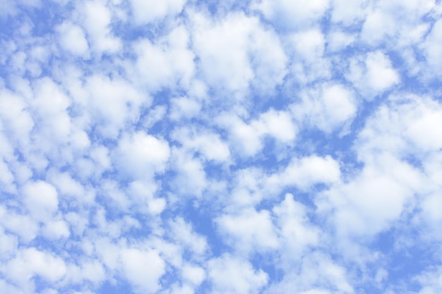 Ciel de printemps bleu avec des nuages, peut être utilisé comme arrière-plan