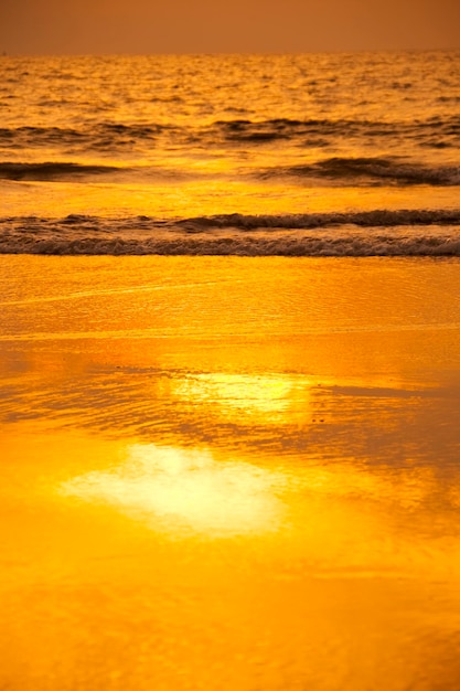 Ciel prodigieux reflété dans la mer orange