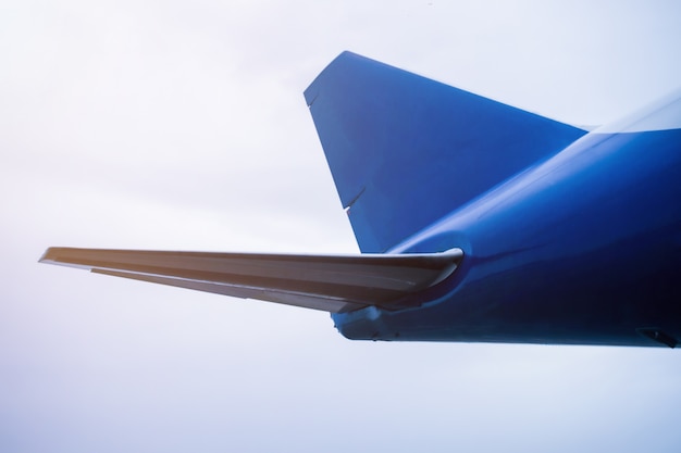 Ciel de queue d'avion avec des nuages blancs en arrière-plan