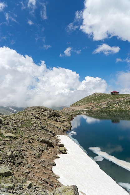 Ciel et réflexion du lac du cratère, Giresun - Turquie