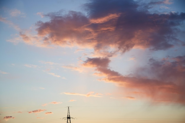 Ciel romantique du soir avec des nuages roses Fond naturel Photo de haute qualité