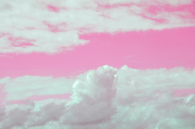 Photo ciel rose et nuages blancs flous à motifs flous