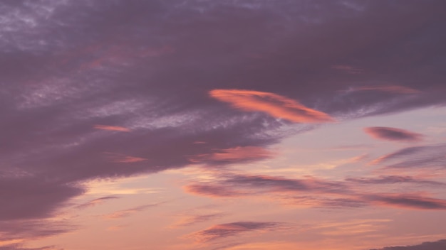 Un ciel rose avec des nuages et un ciel rose avec quelques nuages dans le ciel.