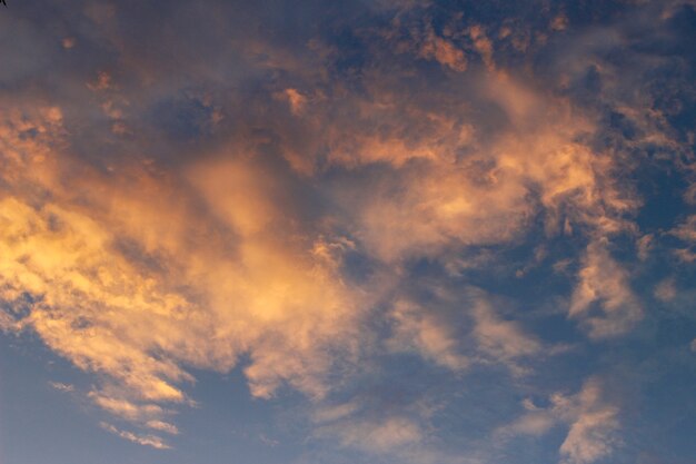 Ciel rouge et bleu au coucher du soleil