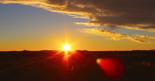 Ciel et route de coucher du soleil dans le désert