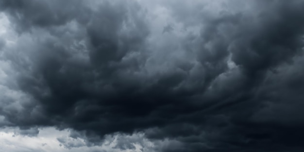 Le ciel s'assombrit alors que des nuages noirs d'orage se rassemblent de façon inquiétante