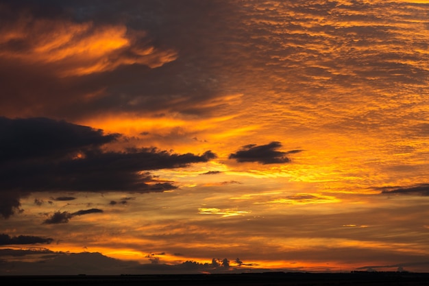 Ciel sanglant de feu dramatique. Fantastique coucher de soleil doré.