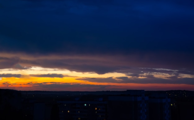 Ciel sombre au-dessus de la ville. Heure du coucher du soleil après la pluie.