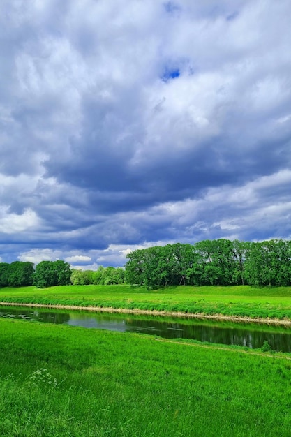 Ciel sombre avant un orage sur la rive du fleuve