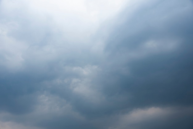 Ciel sombre, débordant de nuages de pluie