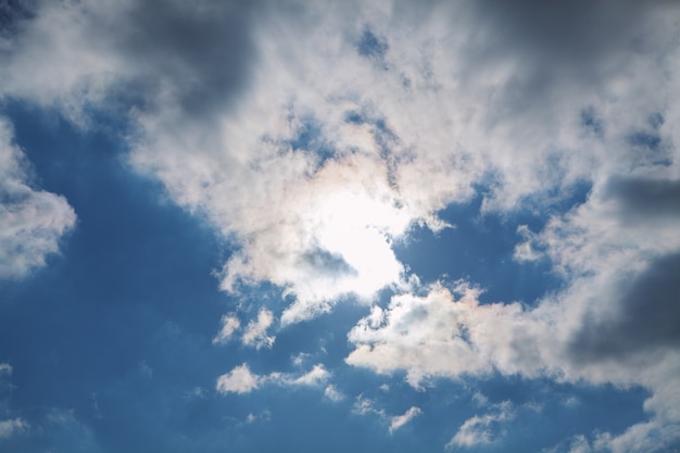 Ciel sombre et nuage noir avant la pluie