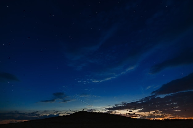 Ciel sombre avec des nuages à l'aube.