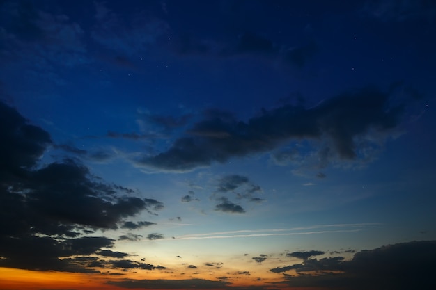 Ciel sombre avec des nuages à l'aube.