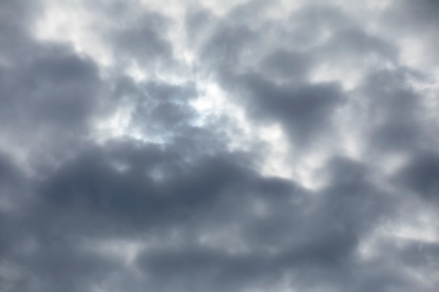 Ciel sombre et nuages duveteux