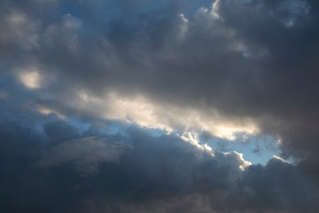 Ciel sombre avec des nuages gris Climat de temps pluvieux Fond de nuages avec espace de copie