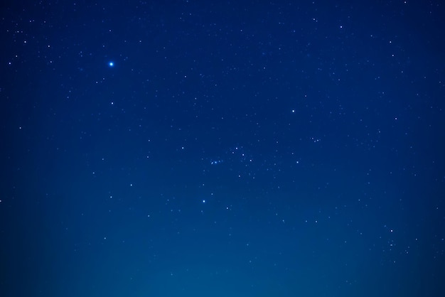 Le ciel sombre de la nuit avec des étoiles brillantes