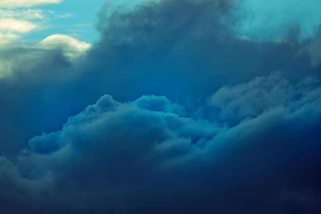 Ciel avec de sombres nuages d'orage L'approche de l'ouragan et du mauvais temps