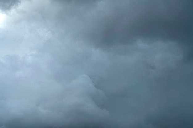 Ciel avec de sombres nuages d'orage lors d'un ouragan