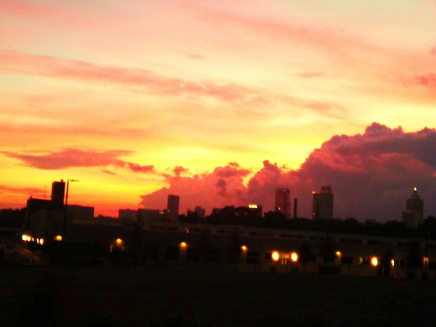 Photo un ciel spectaculaire au coucher du soleil