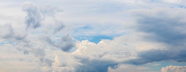 Un ciel spectaculaire avec des nuages blancs et gris moelleux