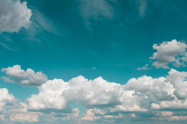 Ciel vert foncé avec fond de nuages