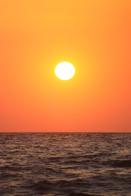 Le ciel vide et le soleil en gros plan pour l'espace de copie La vue spectaculaire du coucher de soleil était à couper le souffle avec le soleil s'enfonçant derrière les nuages à l'horizon