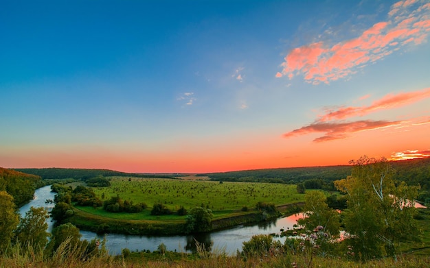 le ciel de la ville de la rivière