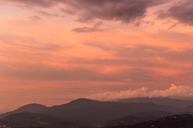 Ciel violet dramatique sur collines brumeuses