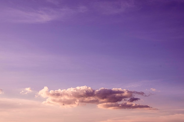 Un ciel violet avec un nuage dedans