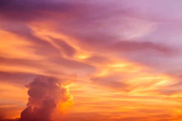 Un ciel violet et orange avec des nuages et un nuage qui dit 'nuage'