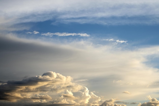 cielo azul con nubes coloridas por los rayos del sol