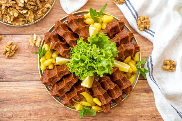 Cig kofte ou boulettes de viande crues sur fond de bois Delicacies de la cuisine turque traditionnelle Vue supérieure