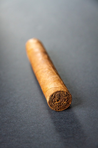 Cigare cubain brun isolé sur surface grise