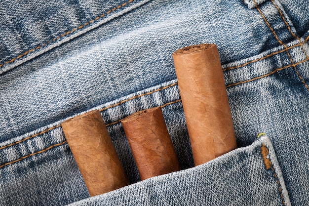 cigare dans la poche de jeans sur le dos