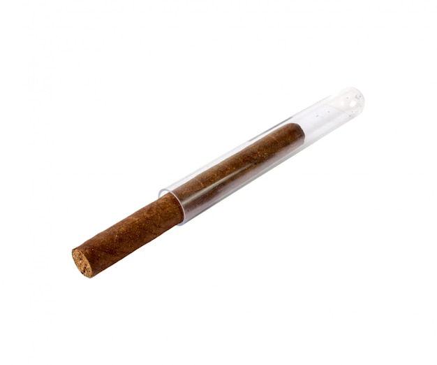 Cigare isolé sur fond blanc