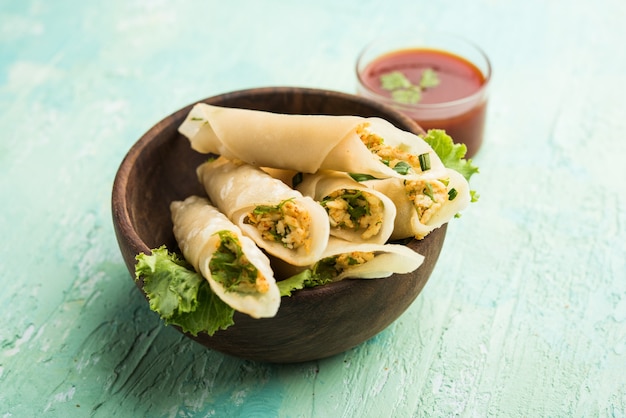 Les cigares au piment Paneer sont des rouleaux croustillants farcis de paneer, une entrée intéressante pour toute fête. servi avec du ketchup aux tomates. mise au point sélective