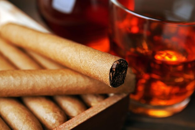 Cigares avec verre de cognac sur table en bois libre