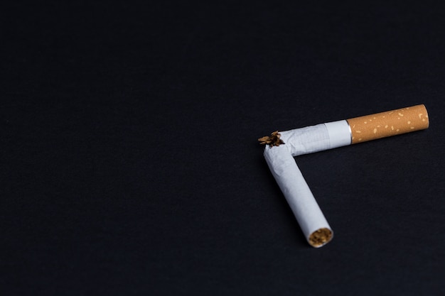 Cigarette brisée sur fond noir