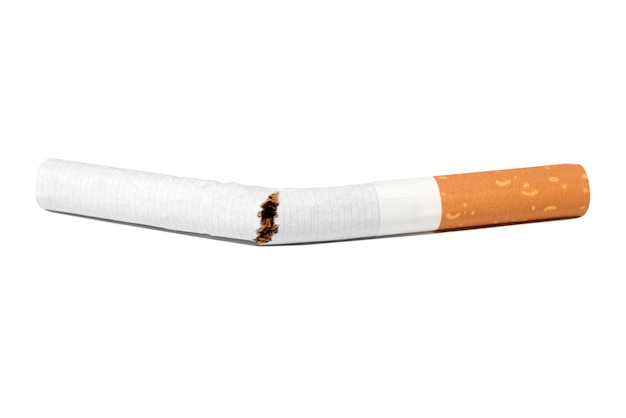 Une cigarette cassée à l'arrière-plan blanc isolé Une notion de soins de santé