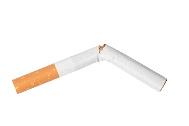 Une cigarette cassée à l'arrière-plan blanc isolé Une notion de soins de santé