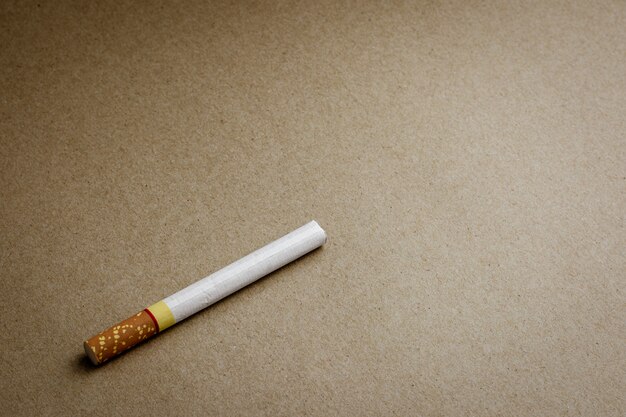 Une cigarette sur du papier kraft recyclé