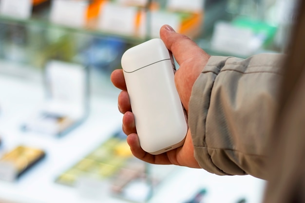 La cigarette électronique est entre les mains d'un homme.