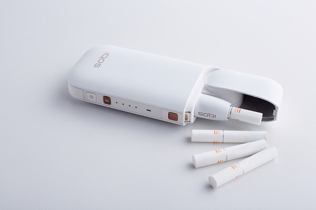 cigarette électronique isolé sur fond blanc